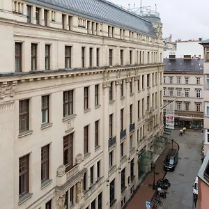 Aranykez 4-6: Downtown Budapest
